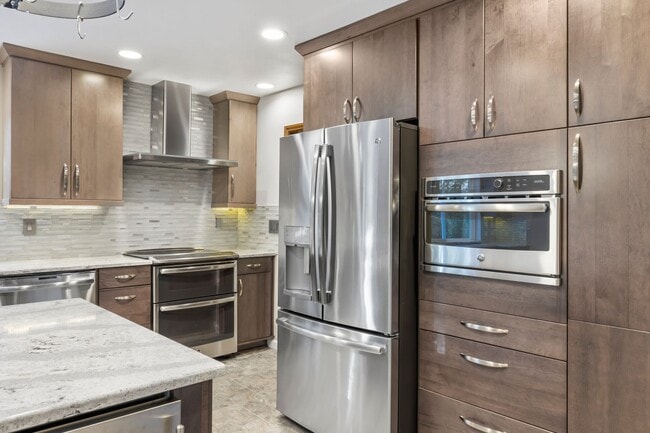 Building Photo - Immaculately maintained rambler in Sammamish with huge yard!!