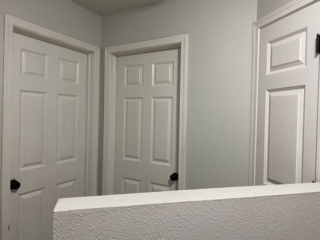 Building Photo - 3bed 2.5 bath Twinhome SORRY NO PETS!!