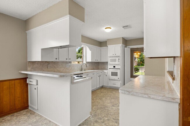 Building Photo - 5923 Pebble Springs Dr