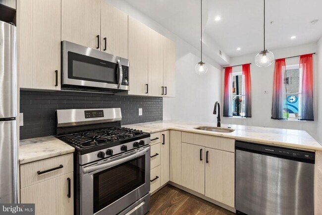 Building Photo - 2526 W Girard Ave