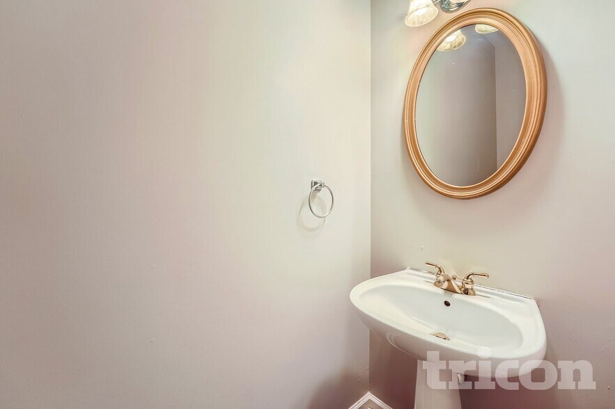 Building Photo - 4153 Ashland Cir