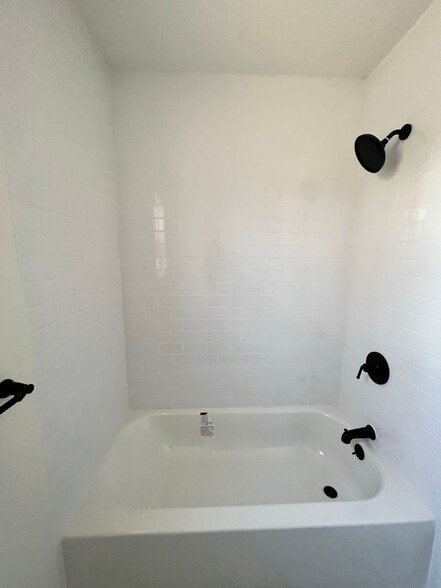 Building Photo - 829 Sylvan Dr