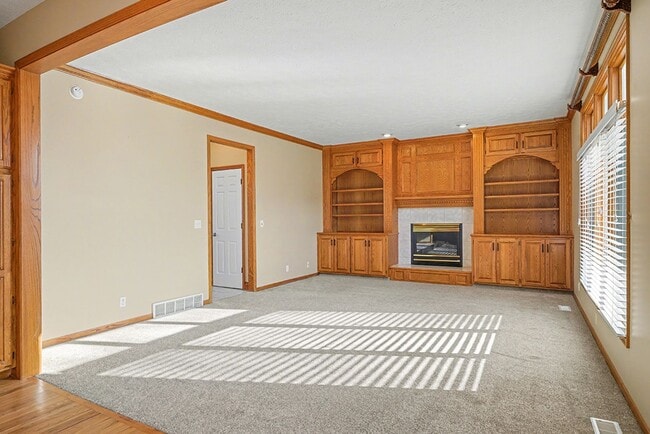 Building Photo - Spacious 4br/4.5 ba Home in Millard Mission Park Neighborhood. Huge Yard, 3 Car Garage