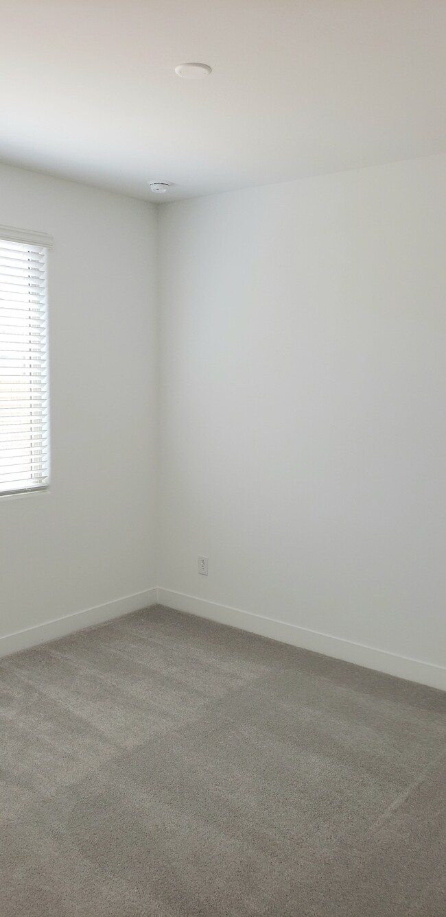 Building Photo - The 2 YEARS NEW 4 bedroom + 3 car garage r...