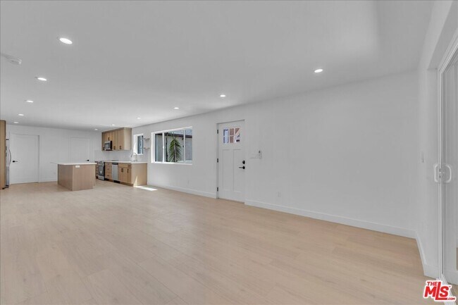 Building Photo - 6913 Encino Ave
