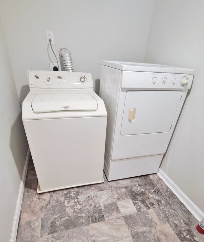 Building Photo - 1 Bed / 1 Bath Apartment