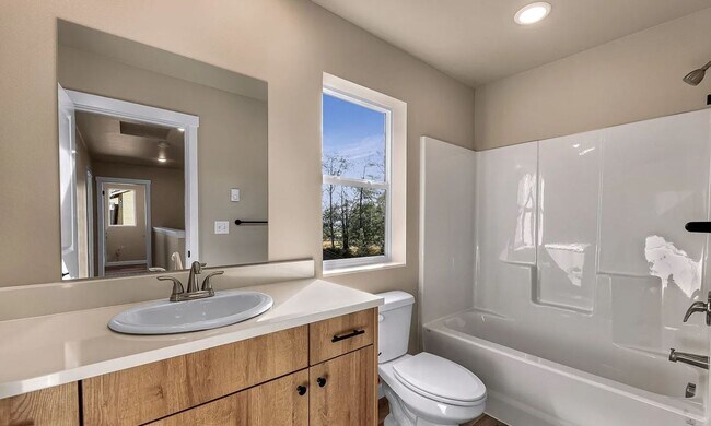 Building Photo - Welcome to the Ridge! 3 Bedroom Home for R...