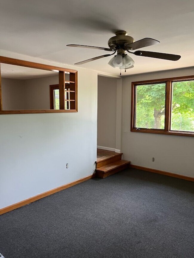 Building Photo - 3 bedroom, 1 bath Home: Located in Ellettsville! REDUCED PRICE!