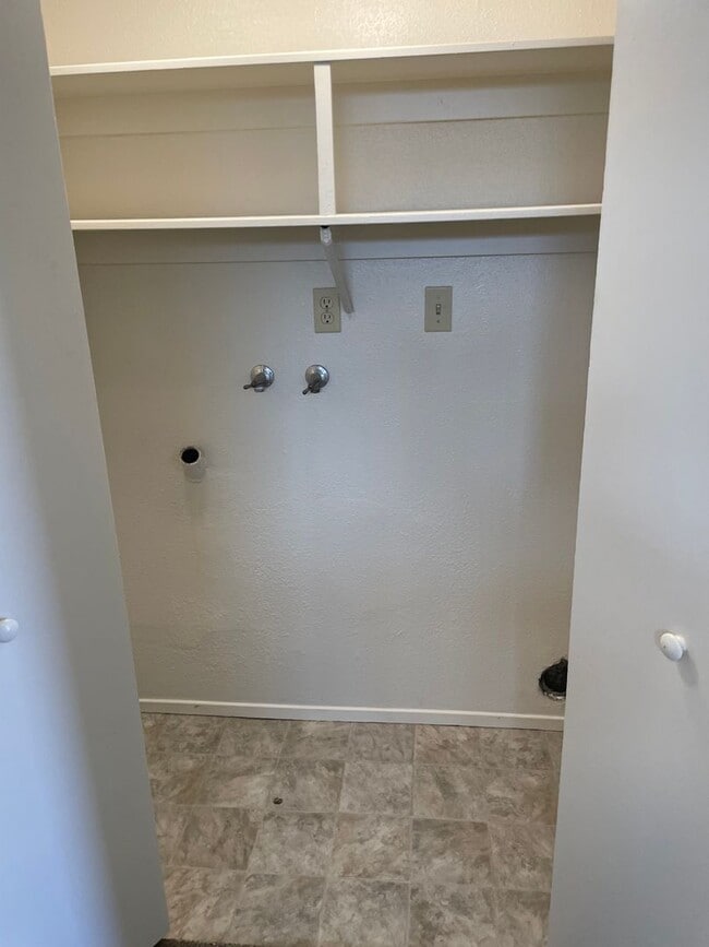 Building Photo - 3 Bedroom 2 Bath available this Summer!