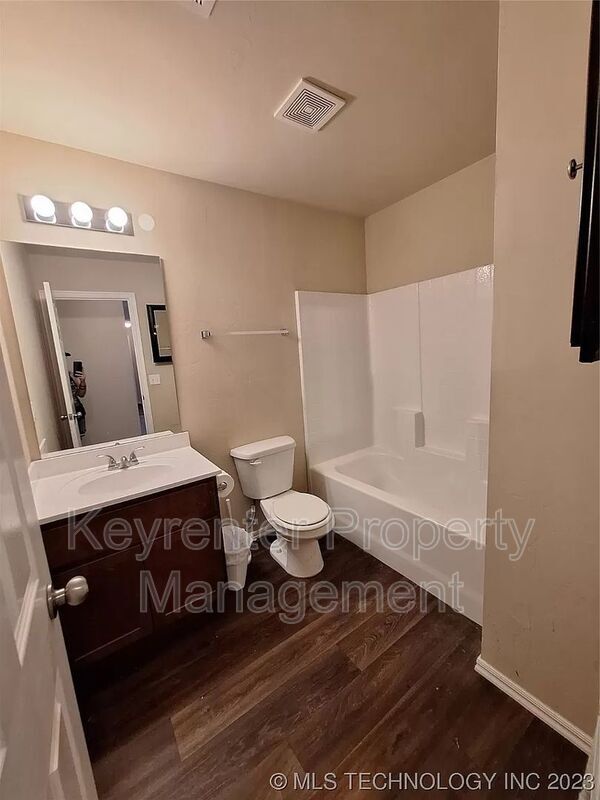 Building Photo - 1209 Ironstone Dr