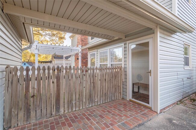 Building Photo - 149 Ledyard Dr