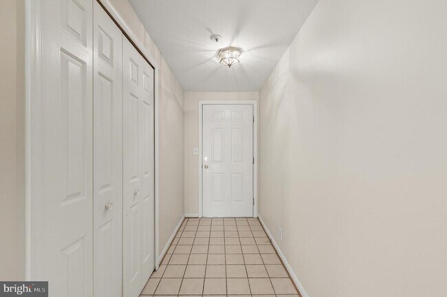 Building Photo - 240 S Reynolds St