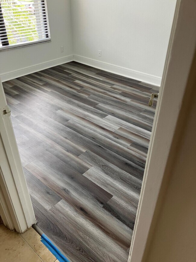 Building Photo - 1515 Lake Crystal Dr