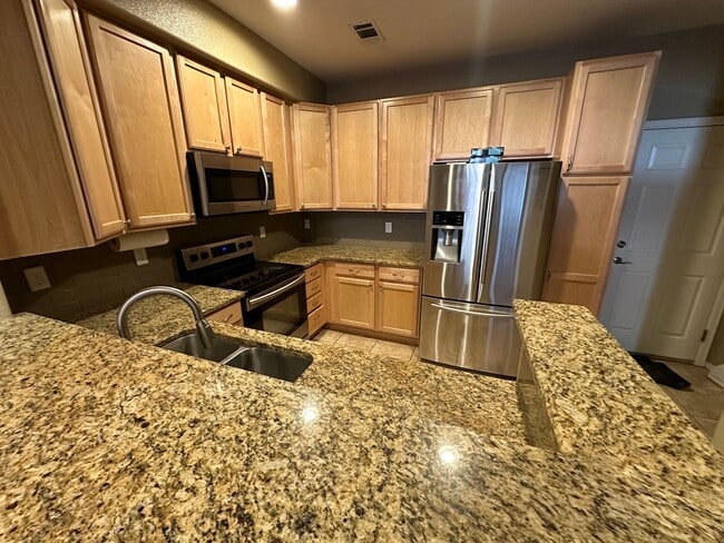 Building Photo - 3 Bed 3 bath Townhome in Castle Rock!