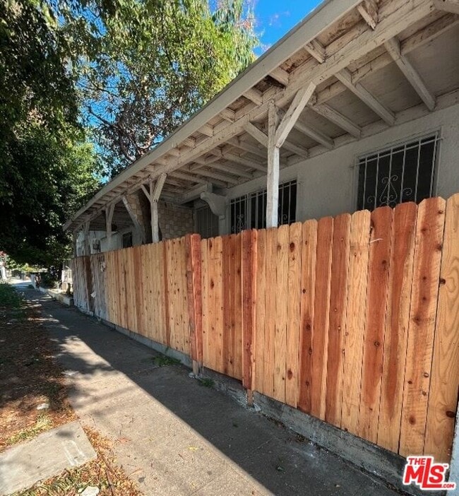 Building Photo - 3027 W 60th St