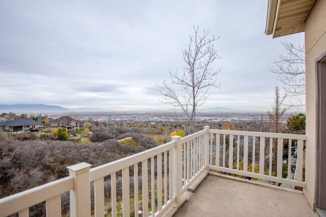 Building Photo - 678 Scenic Hills Dr