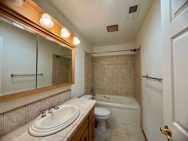 Building Photo - 2555 Westridge Dr