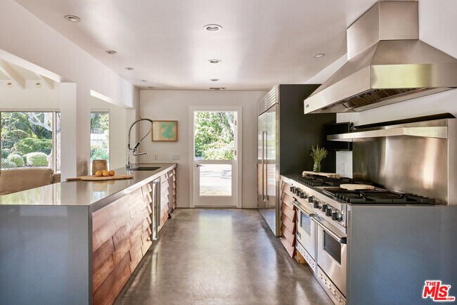 Building Photo - 6715 Fernhill Dr