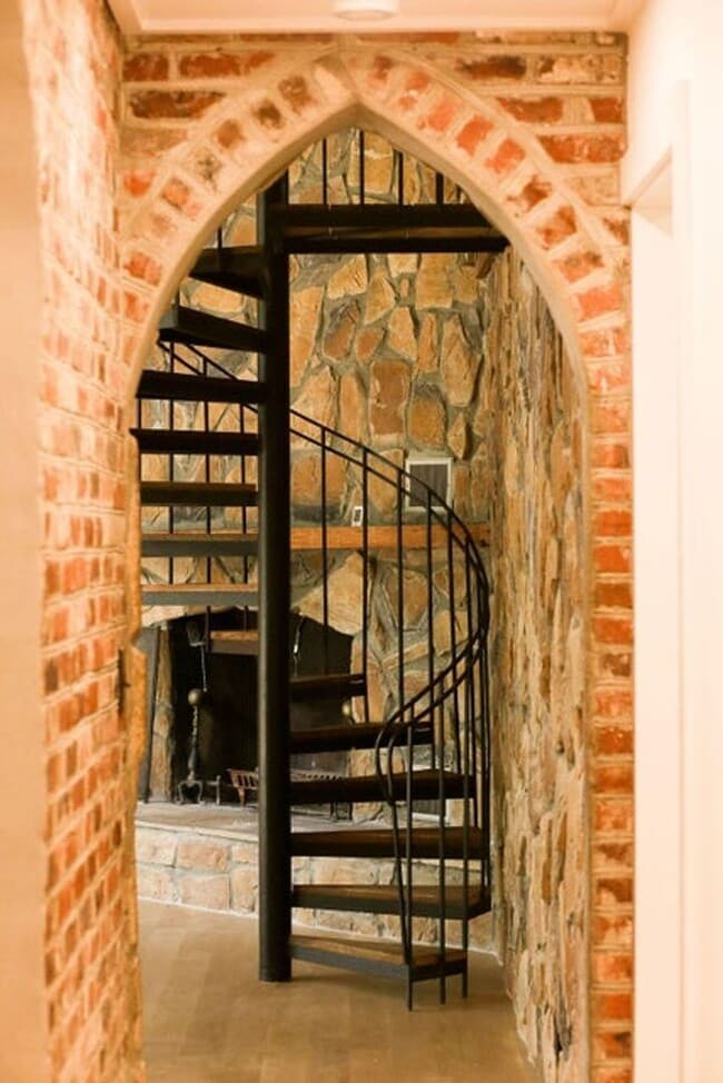 Building Photo - Available 6/15. Stunning, Fully-Rennovated...