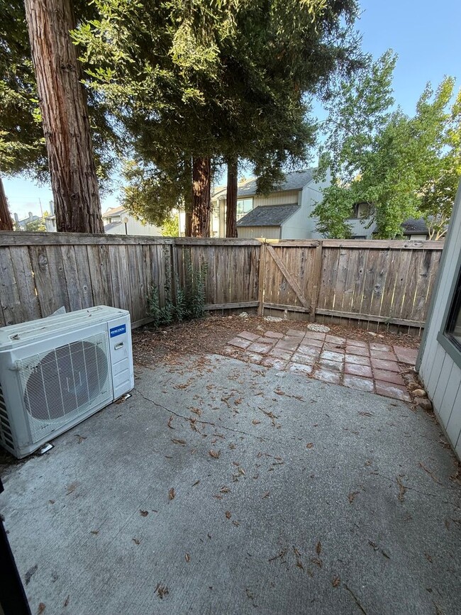 Building Photo - 422 Occidental Cir