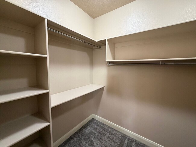 Building Photo - SPACIOUS TOWNHOME FOR RENT!