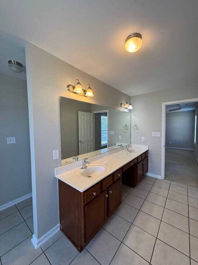 Building Photo - Spacious 3 Bed 2.5 Bath Home with Fenced Yard
