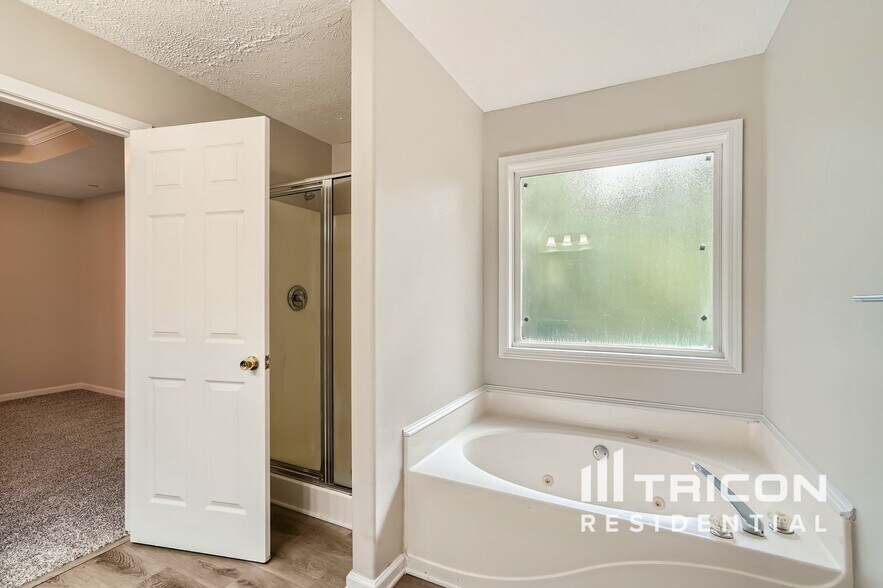 Building Photo - 930 Willow Hollow Dr