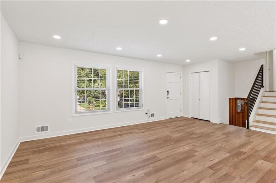Building Photo - 472 Barnsdale Dr