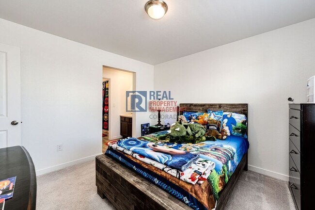 Building Photo - 960 S De Gaulle Ct