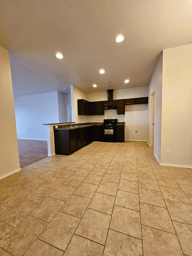 Building Photo - (3) Bed/(2) Bath with Storm Shelter Avail NOW!