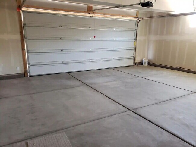 Building Photo - “St. George, Aspen Estates: 5 spacious beds, 2.5 baths, and a stunning 2,852 sq ft of beautifully...