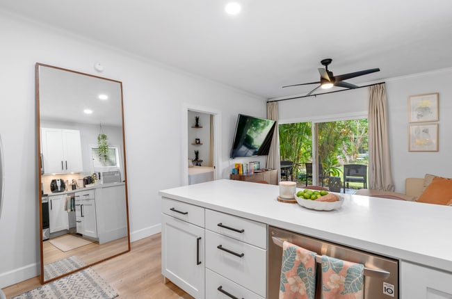 Building Photo - Beautifully Remodeled 2 bed 1 bath Pohaila...