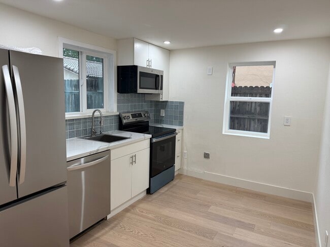 Building Photo - 731 Valota Rd