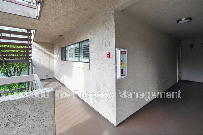 Building Photo - 2564 Navarra Dr