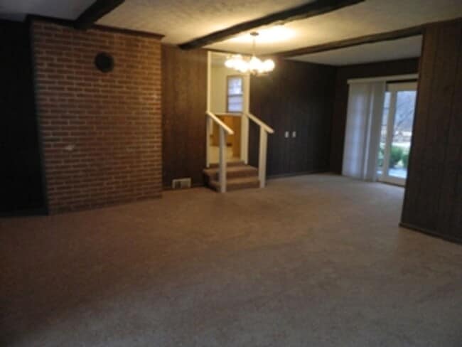 Building Photo - Spacious Ranch House off Old Forest Road