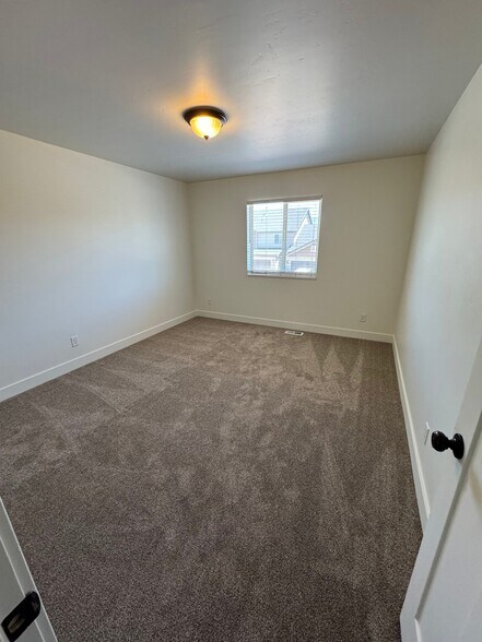 Building Photo - 494 340 W