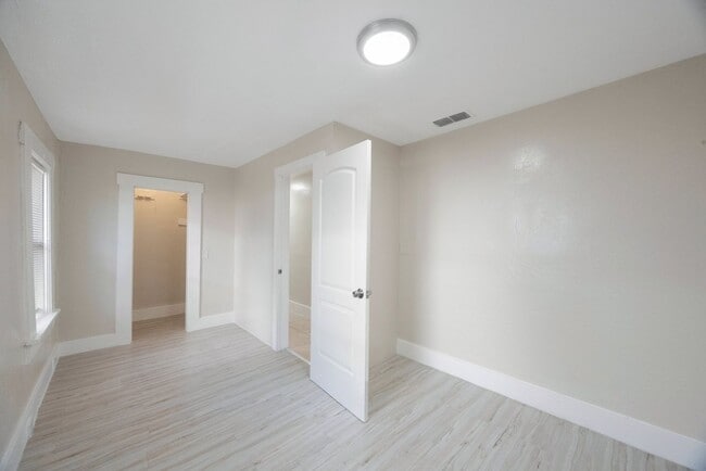 Building Photo - Spacious 2bdrm/1bath home with detached ga...