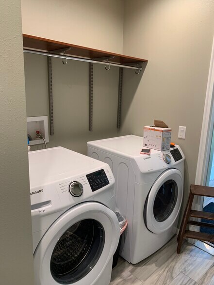 Building Photo - 465 W 5th St