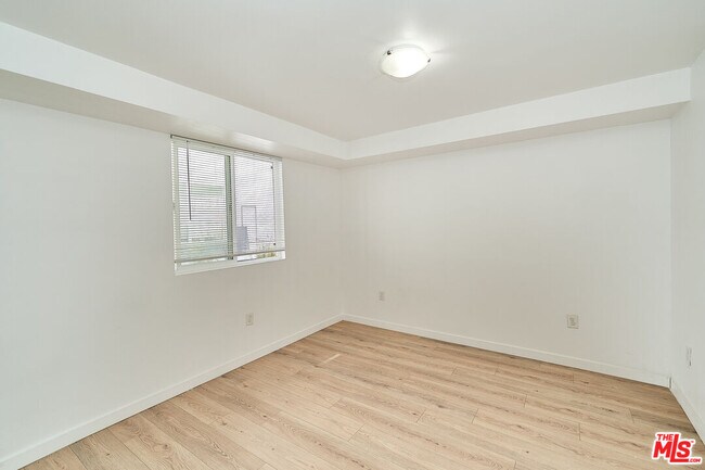 Building Photo - 965 S Lorena St