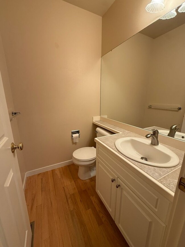 Building Photo - 3bd/2.5ba Sammamish Townhome