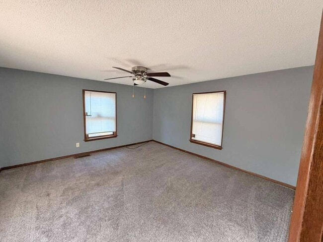 Building Photo - 2130 S Riverside Dr