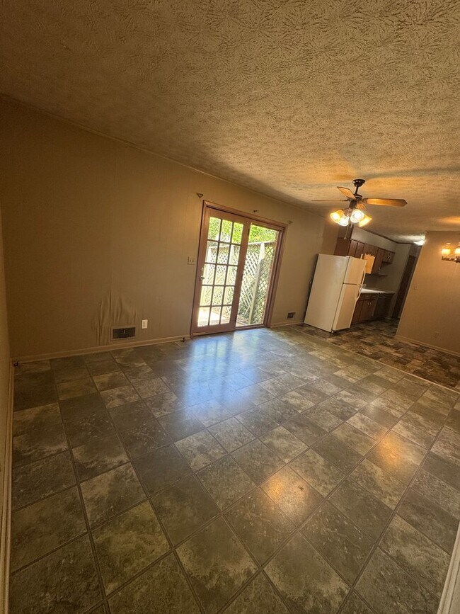 Building Photo - 400 7th Ave NE