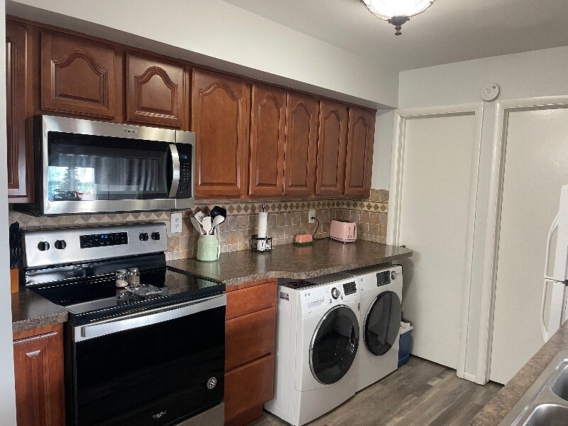 Building Photo - 9469 N Parkwood Dr