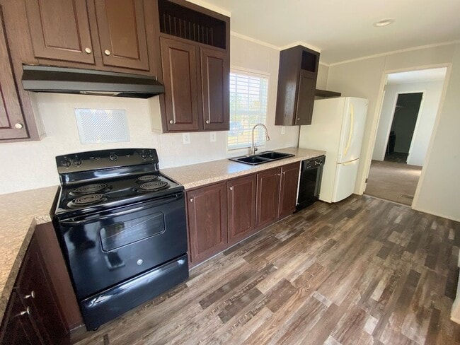Building Photo - Spacious 3 Bedroom Mobile Home for Rent in...