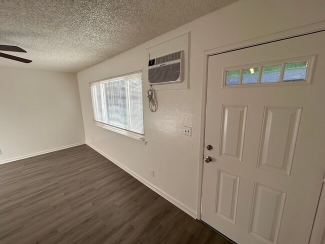 Building Photo - Newly updated cottage-style unit close to shopping and Upper Bidwell!