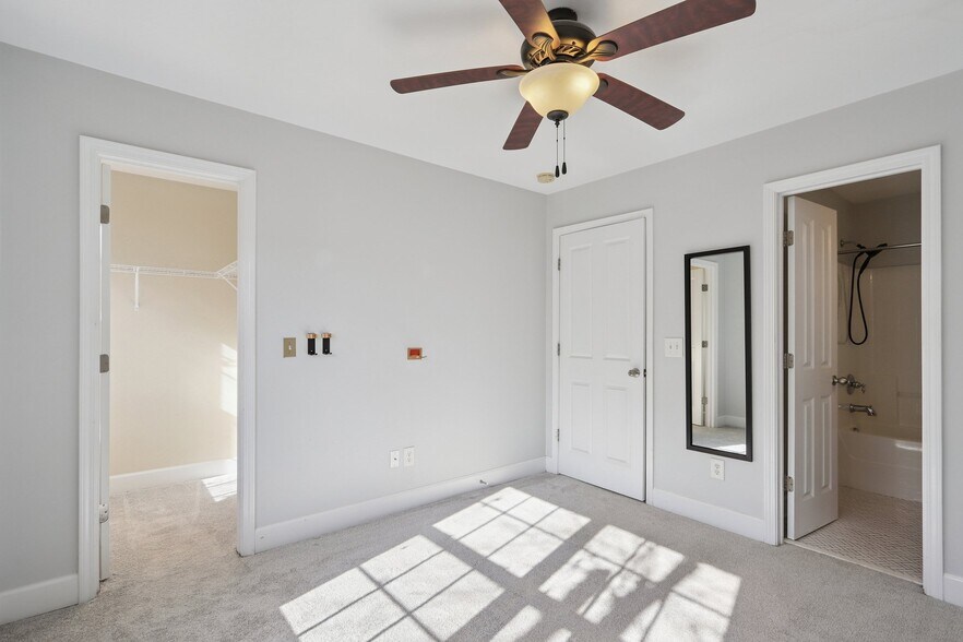 Building Photo - 503 Saint Jules Ln