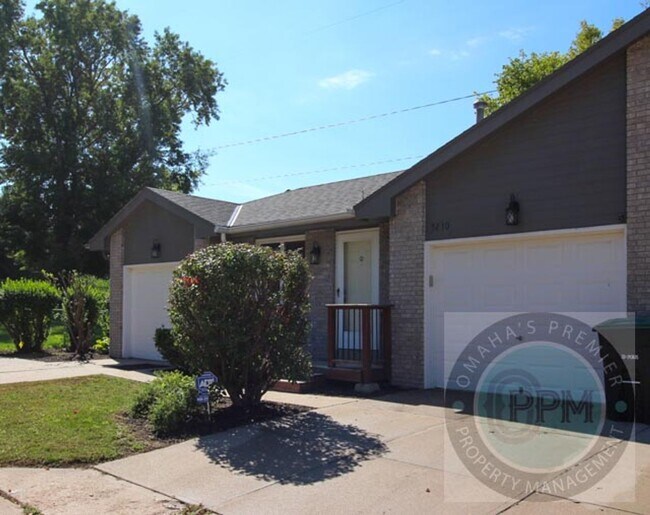 Building Photo - Comfortable 2 Bedroom/ 2 Bathroom/ 2 Car D...