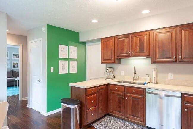 Building Photo - Beautiful home located in Sycamore Knolls!
