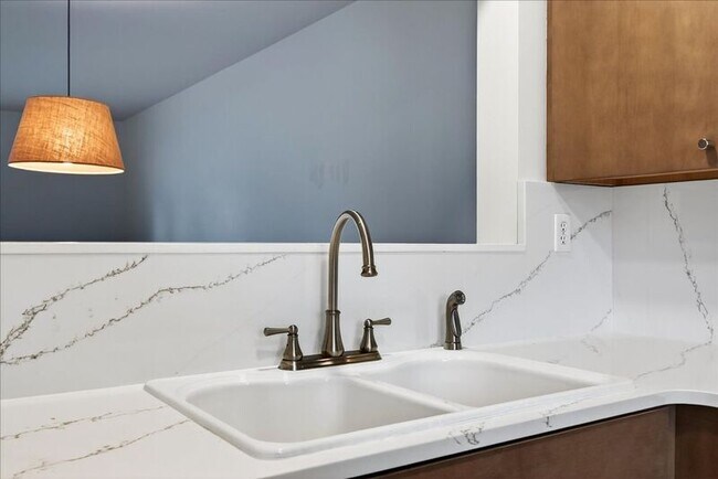 Building Photo - 1371 Le Parc Terrace