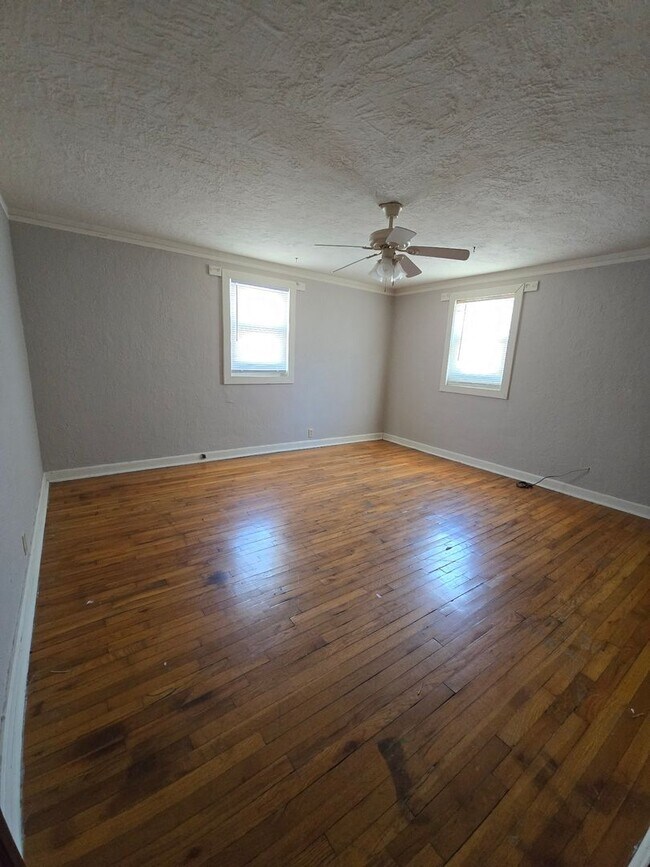 Building Photo - 620-622-622 Paris Ct